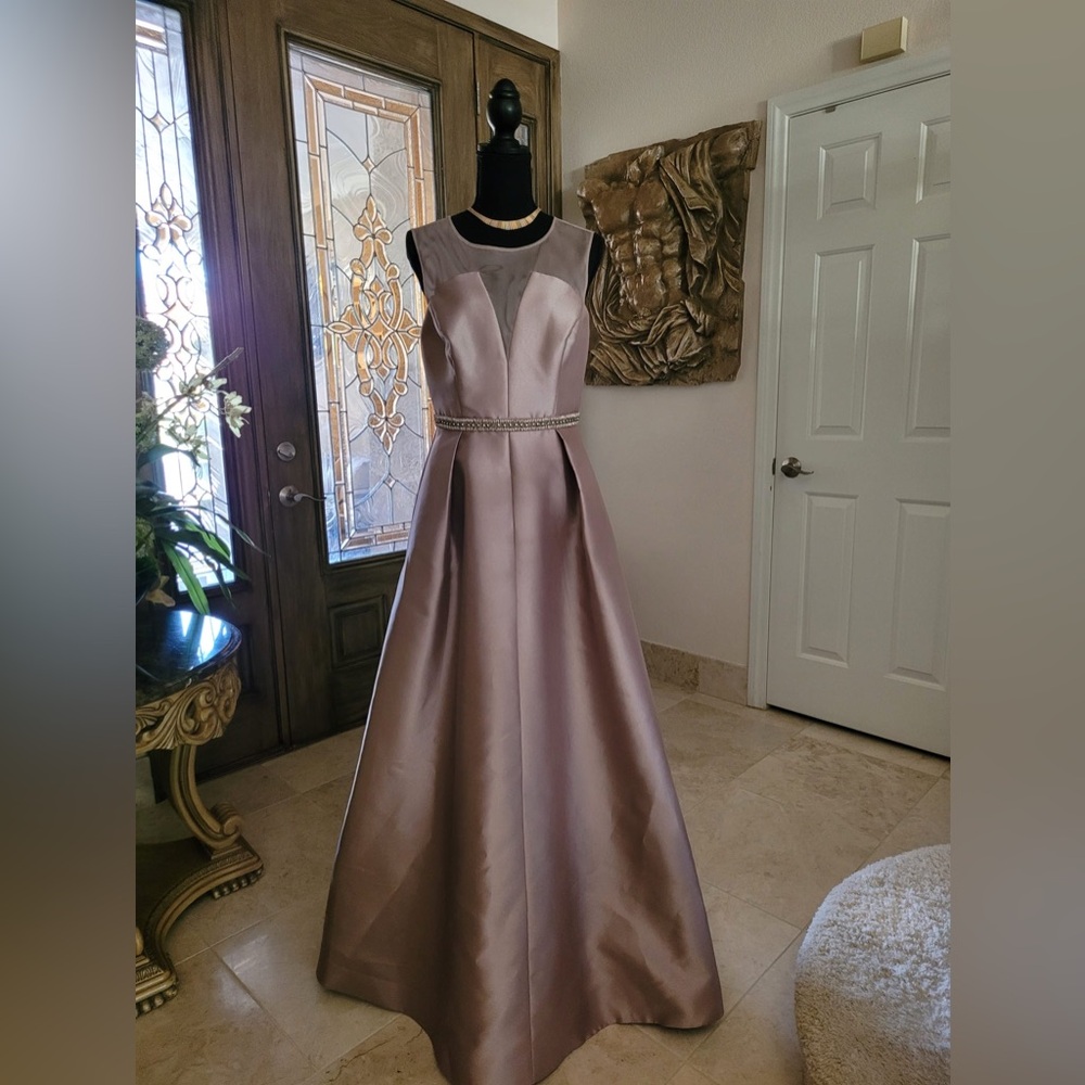 Great condition!! Gorgeous Nicole Miller Long Formal Gown Dress - Picture 6 of 9